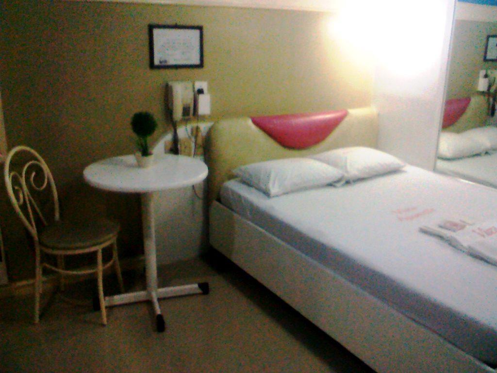 Vista Apartelle Makati City Bagian luar foto